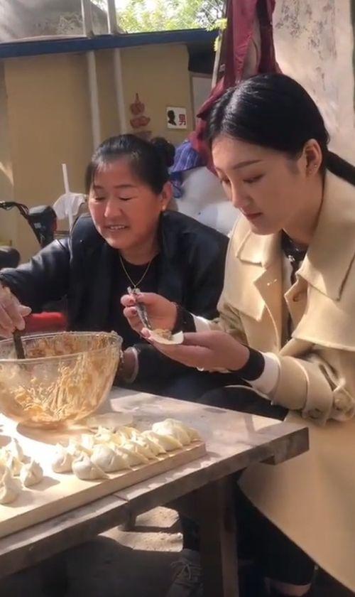 包饺子 视频,传统美食制作全过程揭秘