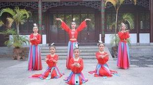 中国风舞蹈视频扇子舞,舞动东方韵——中国风扇子舞赏析