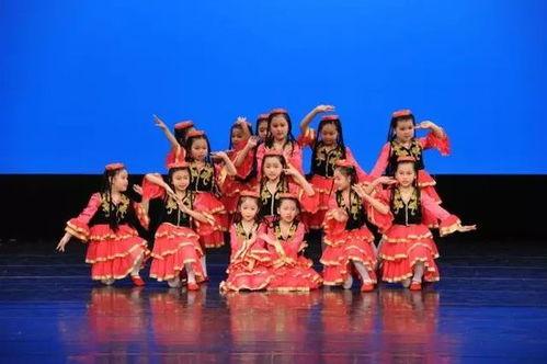 中国风舞蹈视频扇子舞,舞动东方韵——中国风扇子舞赏析