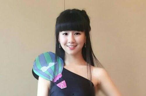 小彩旗视频,青春活力，舞动梦想的瞬间