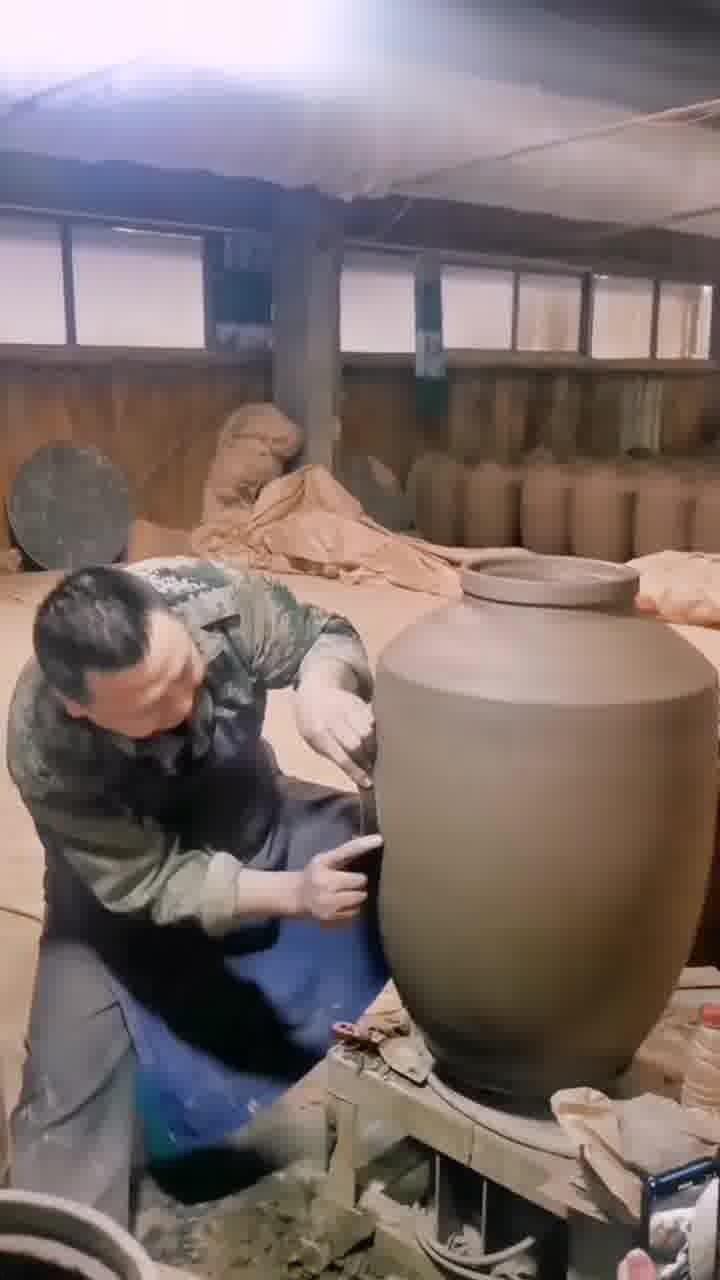 修坯视频,视频揭秘传统陶瓷制作过程