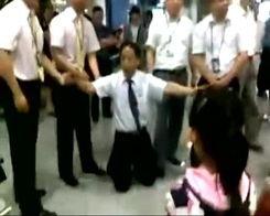 下跪视频,下跪视频引发社会热议