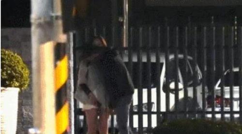 街头接吻视频,浪漫一幕引众人驻足