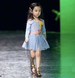 小女孩走秀视频,小女孩走秀惊艳全场