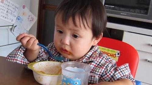宝宝吃饭的视频,宝宝快乐用餐瞬间回顾