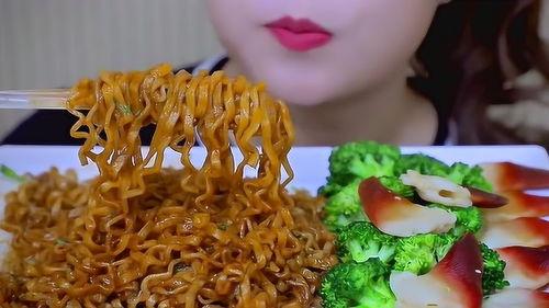 吃货吃火鸡面视频,吃货挑战吃火鸡面大揭秘