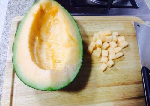 吃哈密瓜会拉黑便嘛怎么回事,原因及应对措施