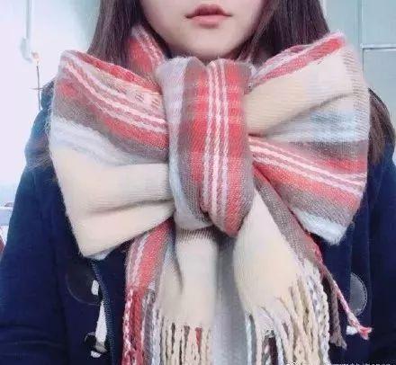 打围巾视频,跟随视频轻松学会时尚围巾编织技巧