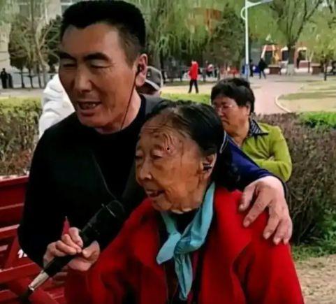 老少配视频,老少配视频中的温馨瞬间