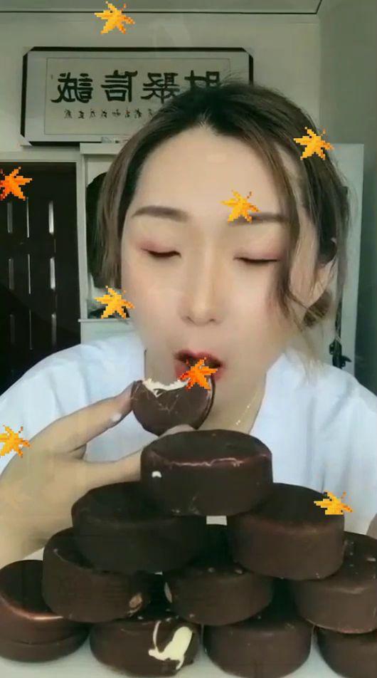 吃冰糕视频,冰糕视频带你感受甜蜜消暑时光