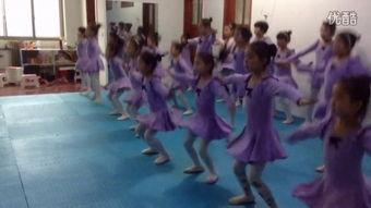 小孩子跳舞的视频,捕捉孩子们欢快舞蹈瞬间